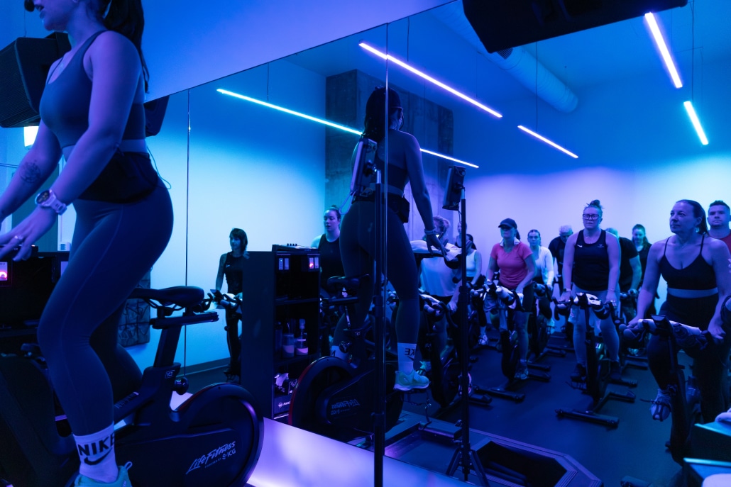 Cours de spinning sur vélo stationnaire à l'Espace Althéa à St-Mathieu-de-Beloeil