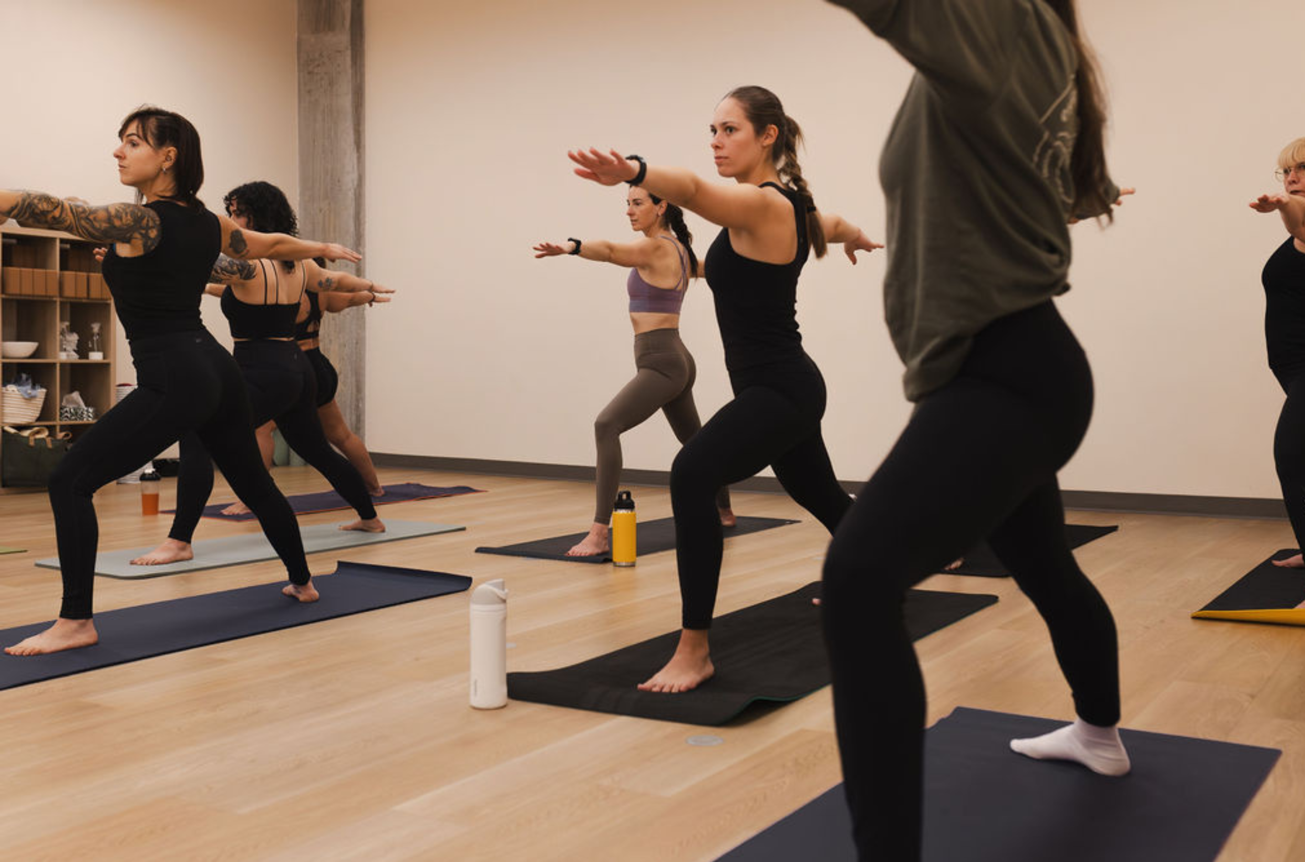 Plusieurs femmes tenant une position durant un cours de yoga sur la Rive-Sud.